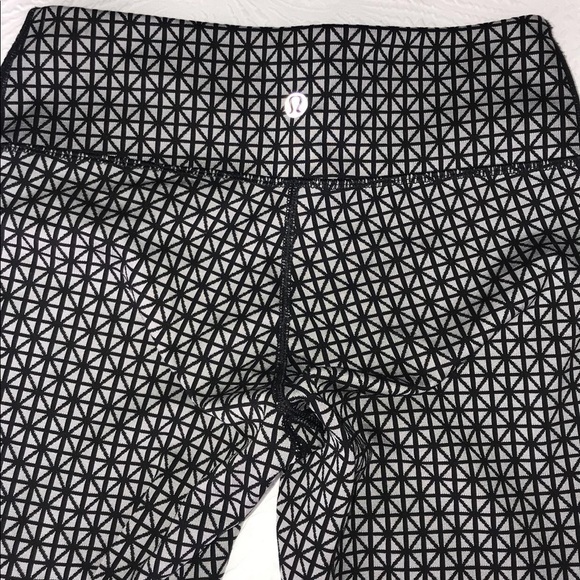 Grey and black design lululemon legging - Picture 4 of 7